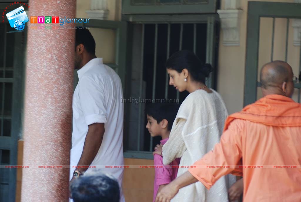 Aishwarya-Abhishek at Durga Pooja Event hd photo